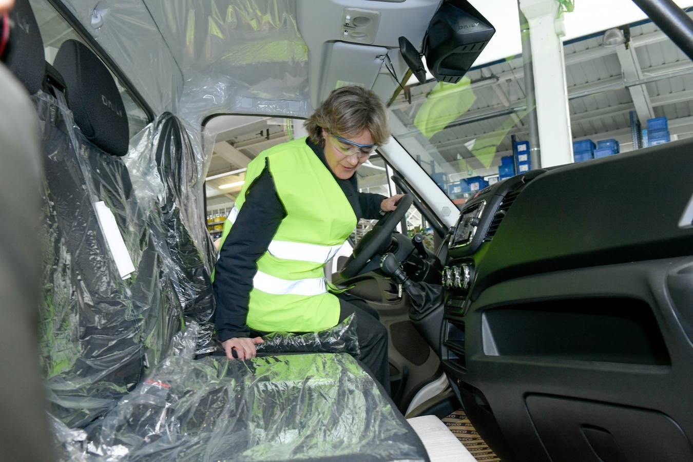 Fotos: Isabel García Tejerina y Fátima Báñez visitan la factoría Iveco en Valladolid