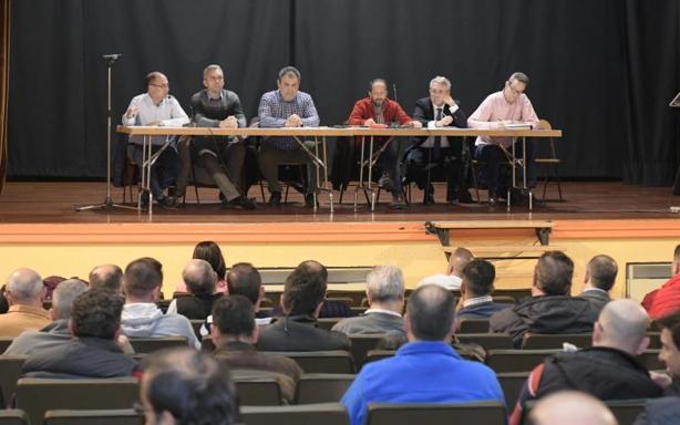 Un momento de la asamblea extraordinaria de Radio Taxi, celebrada esta tarde en Delicias. 