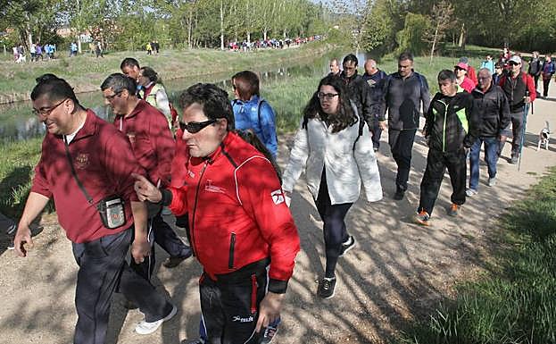 Los participantes en la trigésima novena Marcha Aspanis caminan por el Puente San Juan de Dios.
