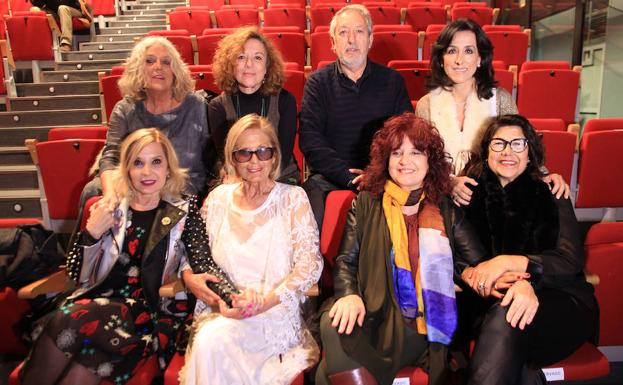 Eliseo de Pablos posa con las protagonistas del largometraje. 