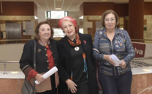 Carmen Sarmiento, Rosa María Calaf y Elena Martí, en la facultad de Filosofía y Letras. 