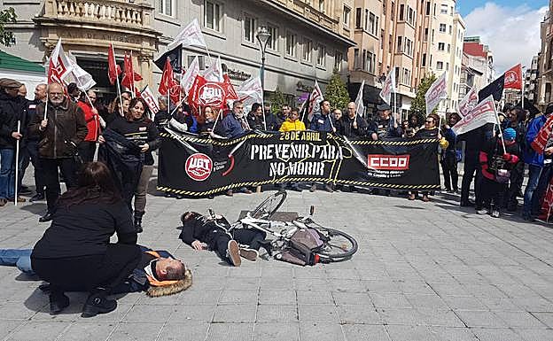 Escenificación de dos accidentes laborales durante la manifestación convocada por UGT y CC.OO en la Plaza de Zorrilla 
