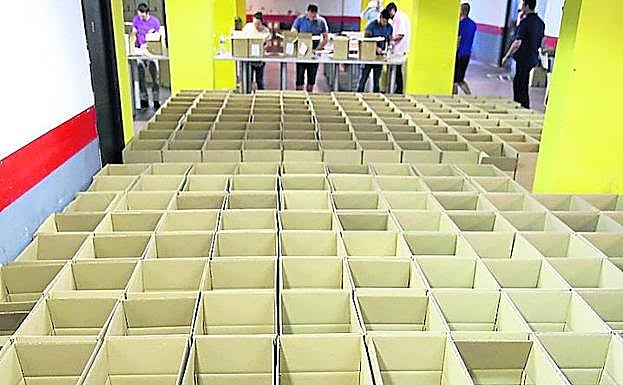 Preparación de las papeletas en unos comicios anteriores.