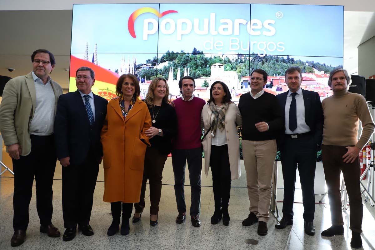 El expresidente del Gobierno José María Aznar participa en un mitin del PP en Burgos. 