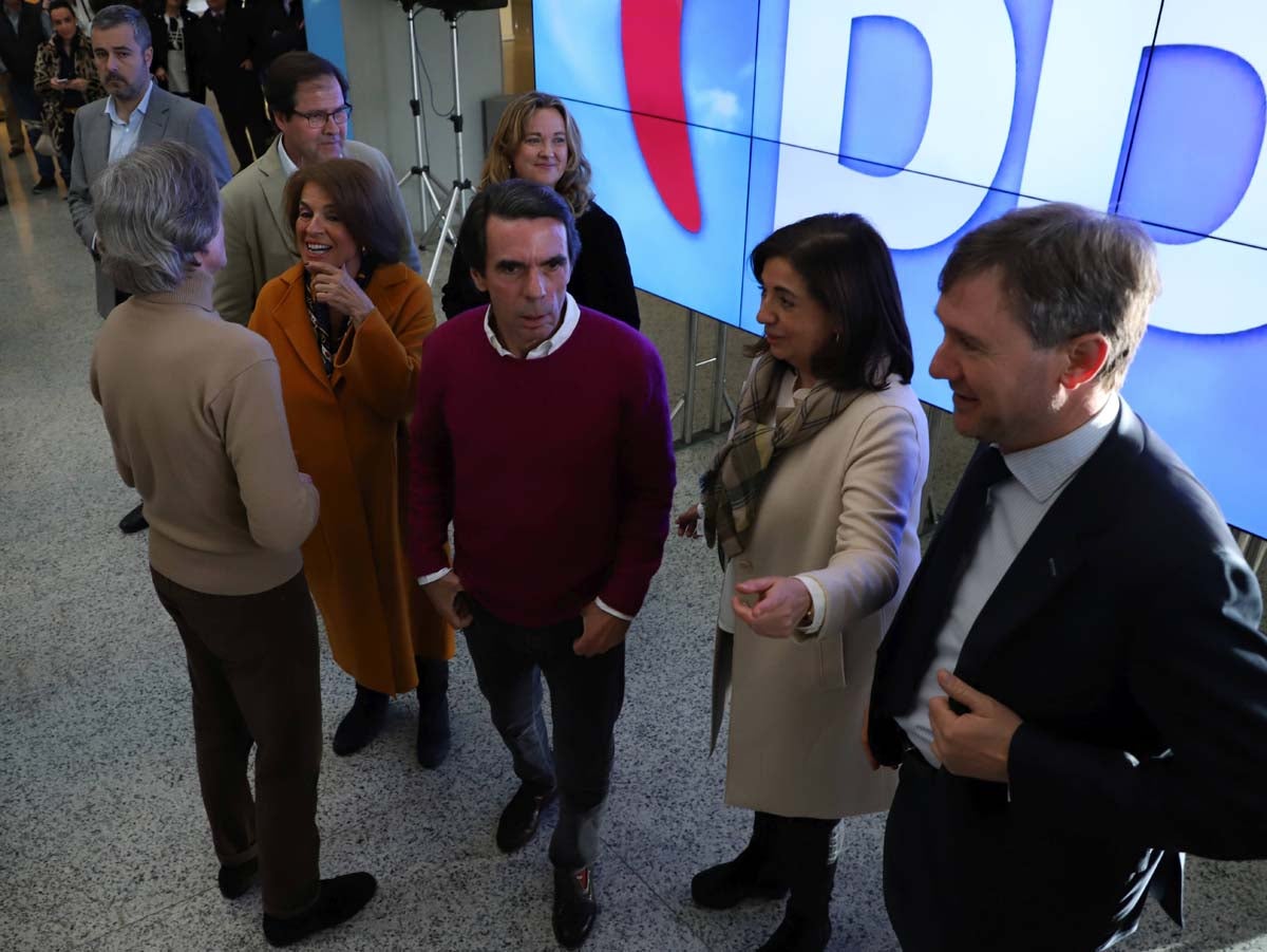 El expresidente del Gobierno José María Aznar participa en un mitin del PP en Burgos. 