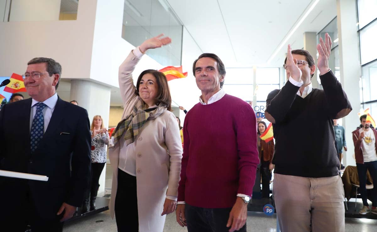 El expresidente del Gobierno José María Aznar participa en un mitin del PP en Burgos. 