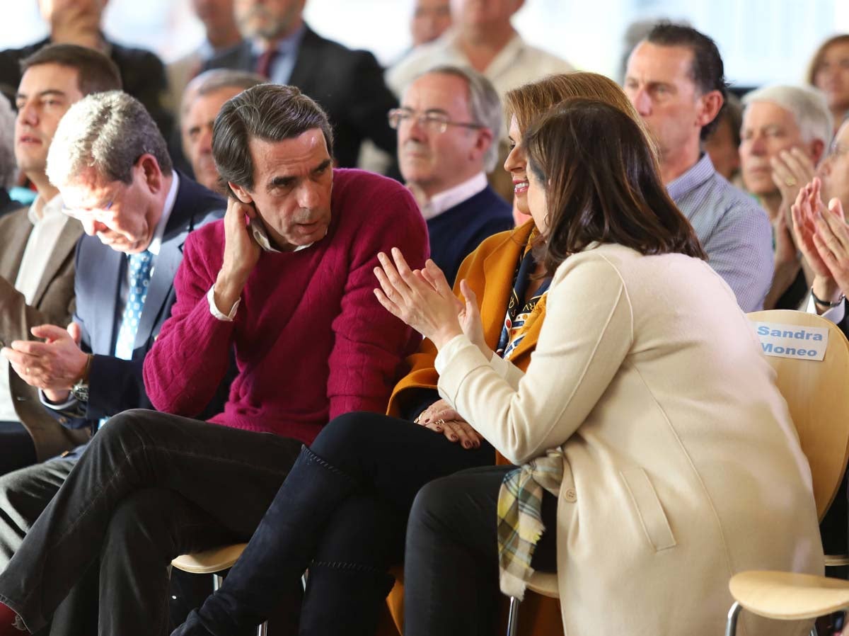El expresidente del Gobierno José María Aznar participa en un mitin del PP en Burgos. 