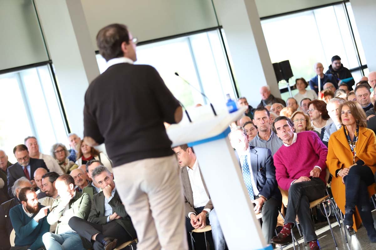 El expresidente del Gobierno José María Aznar participa en un mitin del PP en Burgos. 