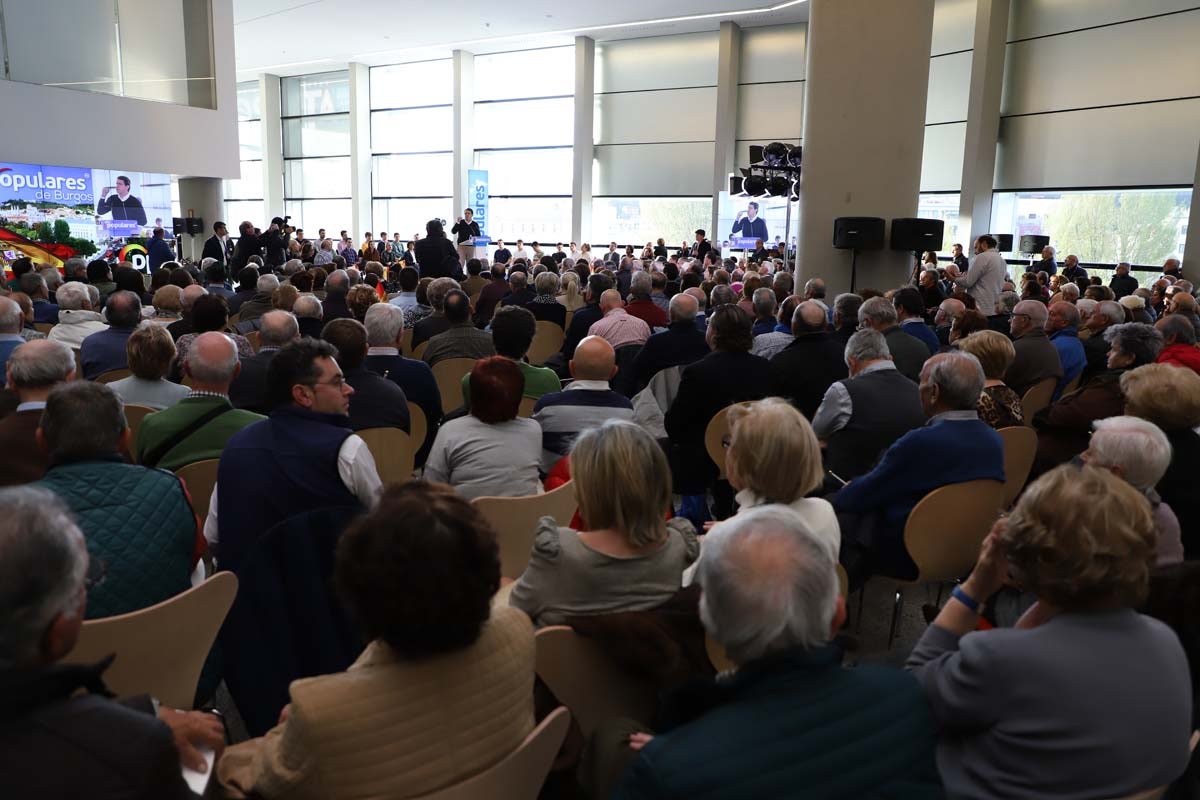 El expresidente del Gobierno José María Aznar participa en un mitin del PP en Burgos. 