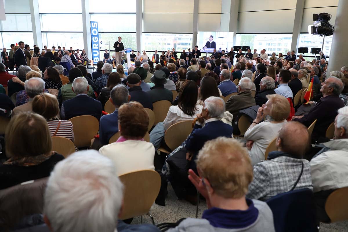 El expresidente del Gobierno José María Aznar participa en un mitin del PP en Burgos. 