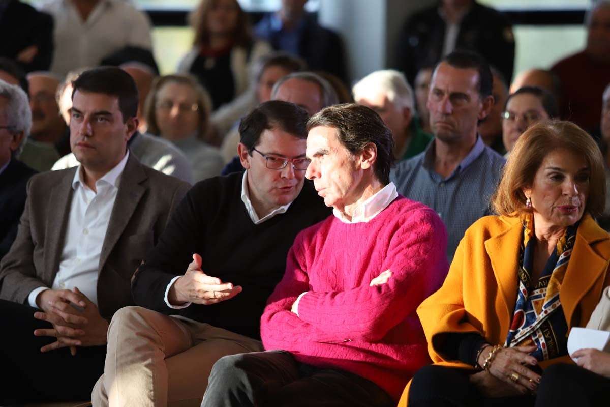 El expresidente del Gobierno José María Aznar participa en un mitin del PP en Burgos. 