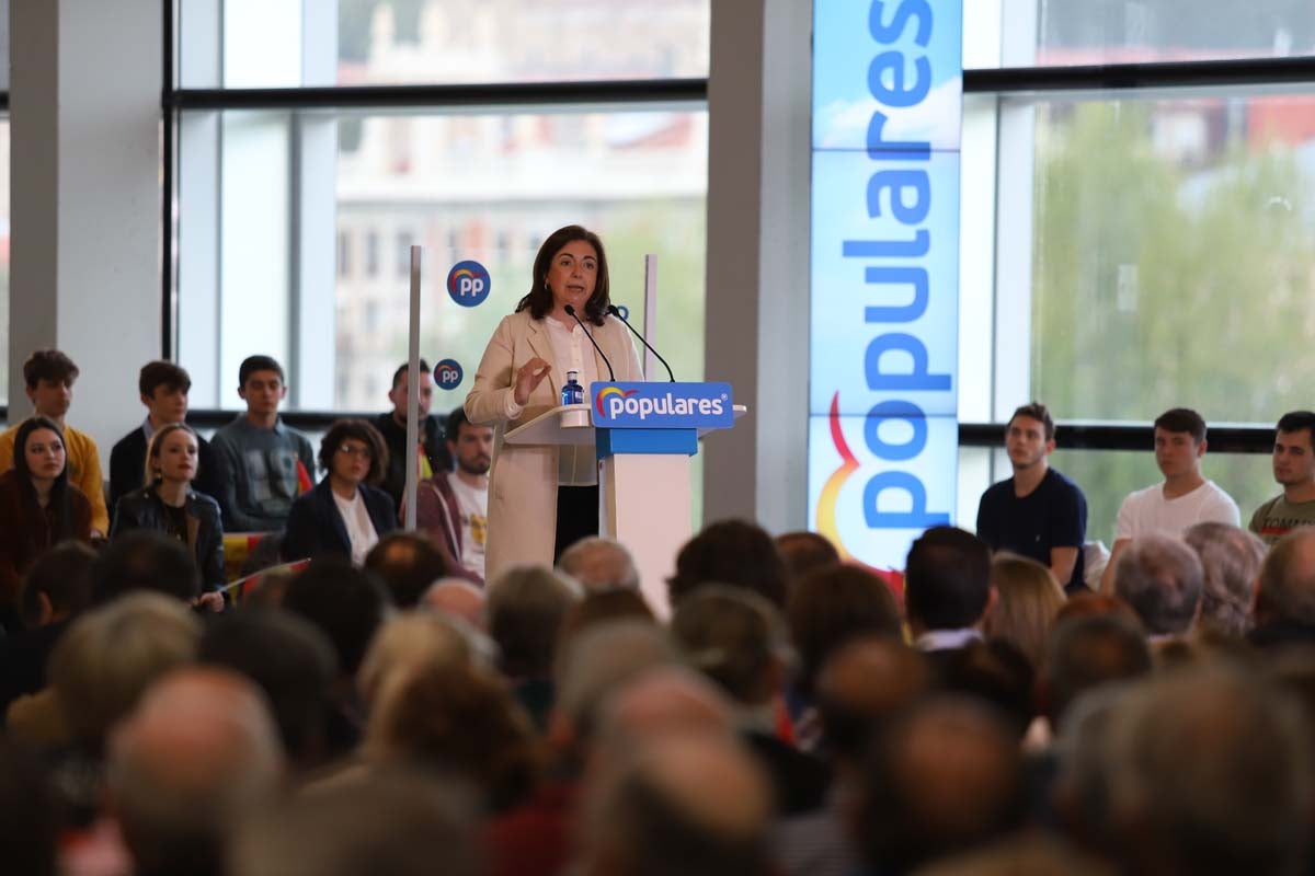 El expresidente del Gobierno José María Aznar participa en un mitin del PP en Burgos. 