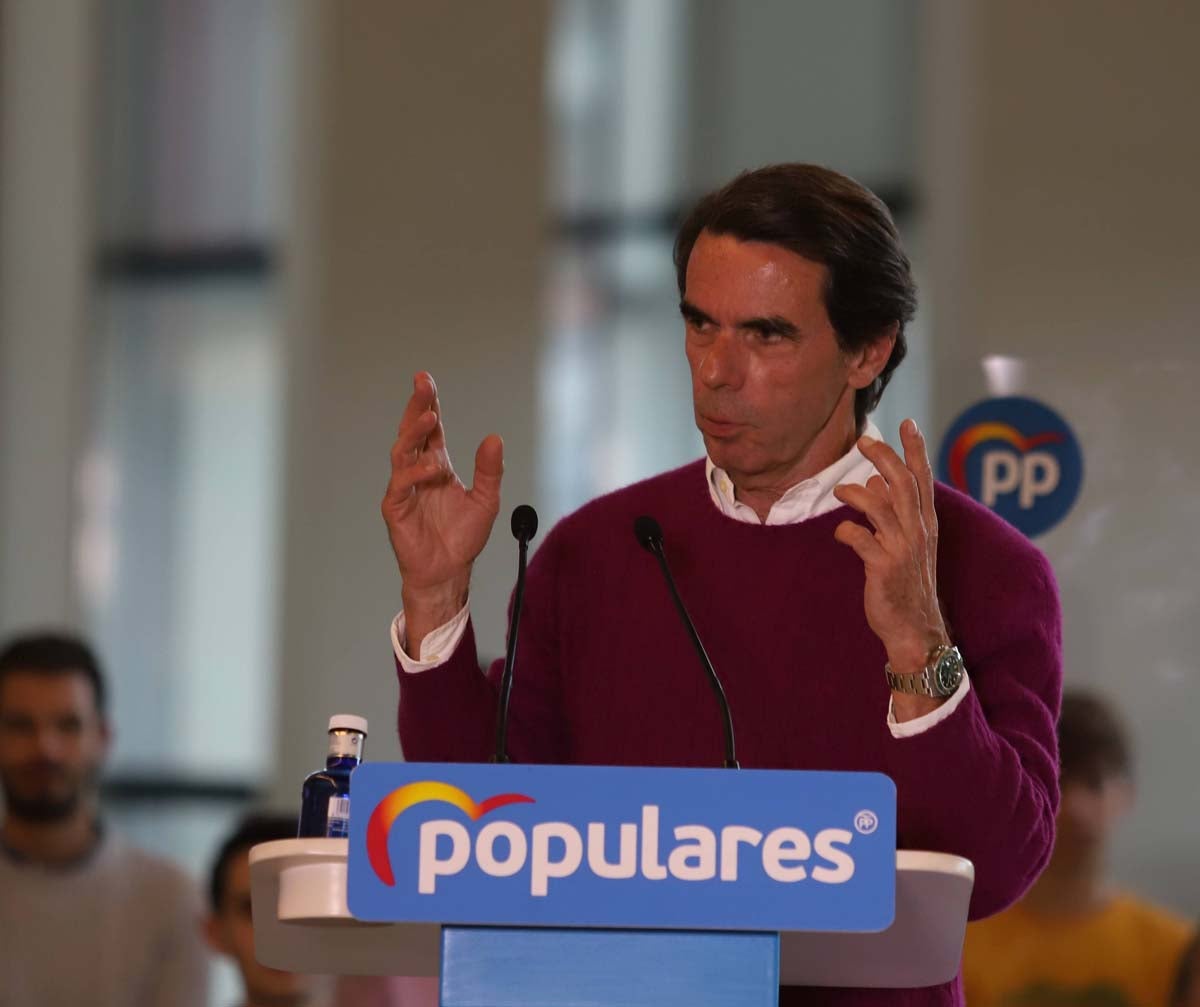 El expresidente del Gobierno José María Aznar participa en un mitin del PP en Burgos. 