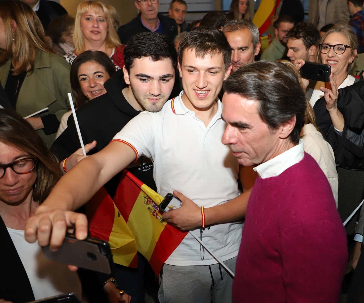 El expresidente del Gobierno José María Aznar participa en un mitin del PP en Burgos. 