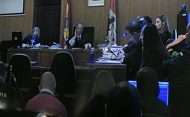 Imagen principal - «Davinia es inocente, es una persona muy confiada», alega el abogado de la madre de Sara