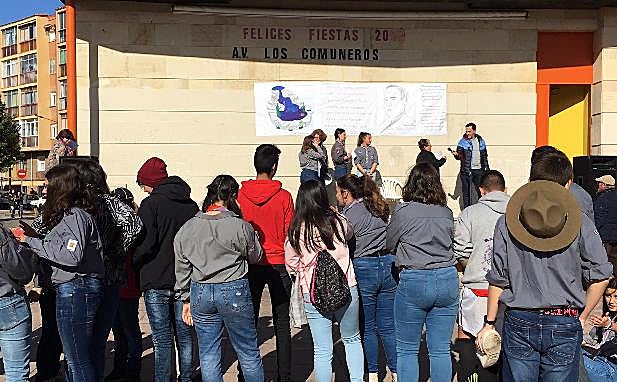 Jóvenes participantes en la celebración del Día del Libro en la Plaza de la Solidaridad 