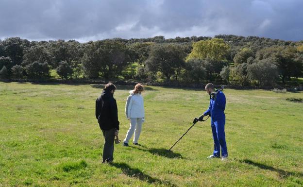 Luisa junto a David y Rubén con el detector, ayer en Pedrotoro delimitando la zona. 