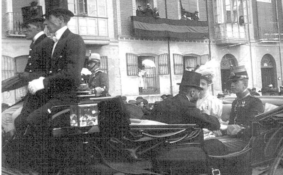 Visita de Alfonso XIII a Valladolid en 1903; Queipo fue invitado a subir al coche real.