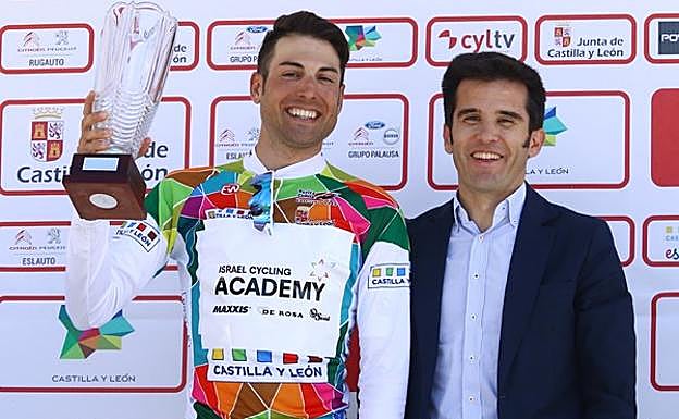 El director general de Deportes de Castilla y León, Alfonso Lahuerta (D), entrega el trofeo de campeón de la XXXIV Vuelta Ciclista a Castilla y León al ciclista italiano Davide Cimolai (I). 