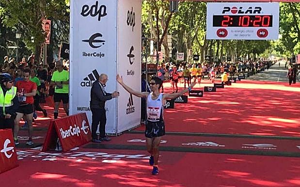 Javi Guerra, eufórico a su llegada a la meta. 