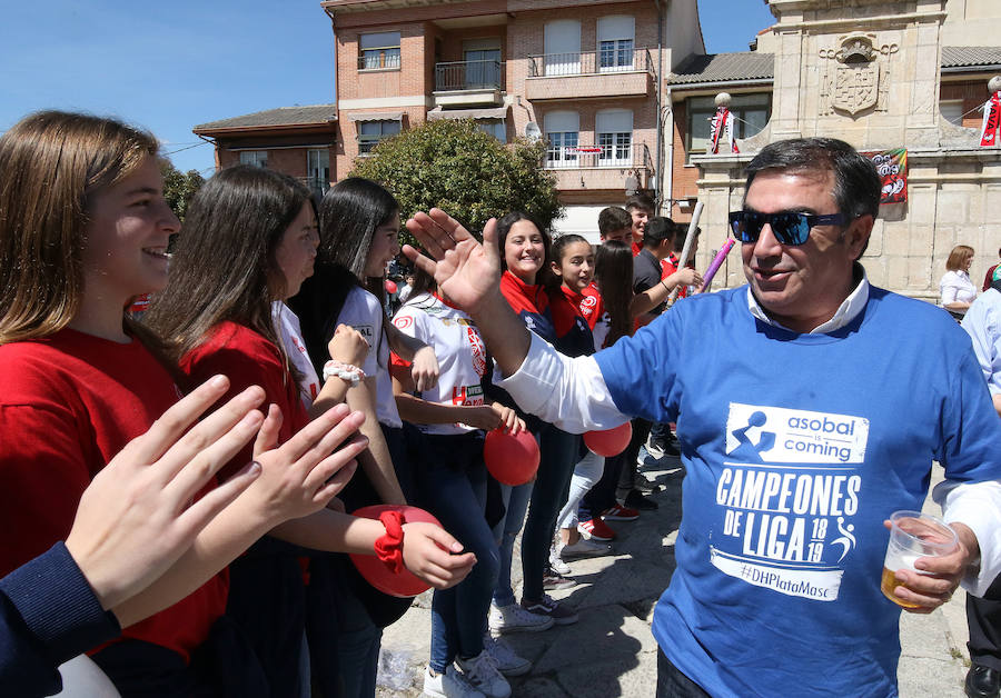 Fotos: Los vecinos de Nava de la Asunción reciben a sus héroes