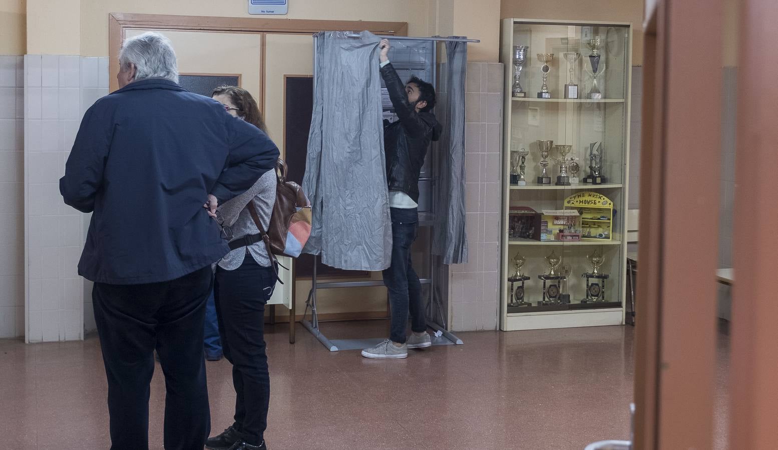 Fotos: El ambiente en los colegios electorales de Valladolid