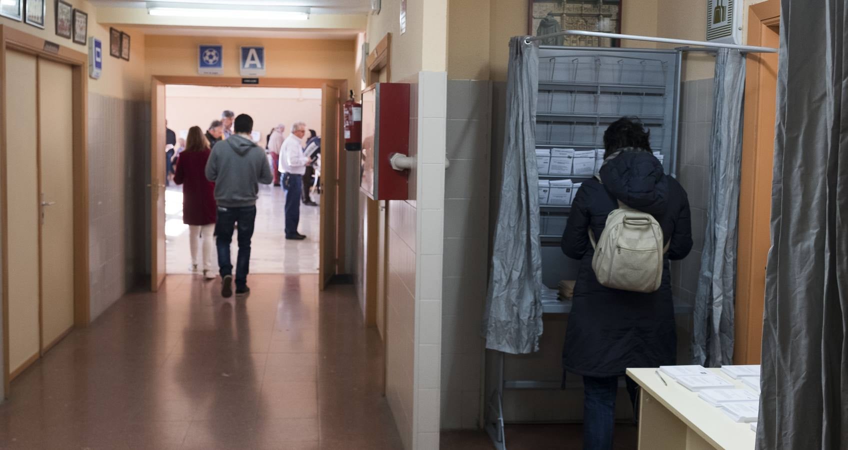 Fotos: El ambiente en los colegios electorales de Valladolid