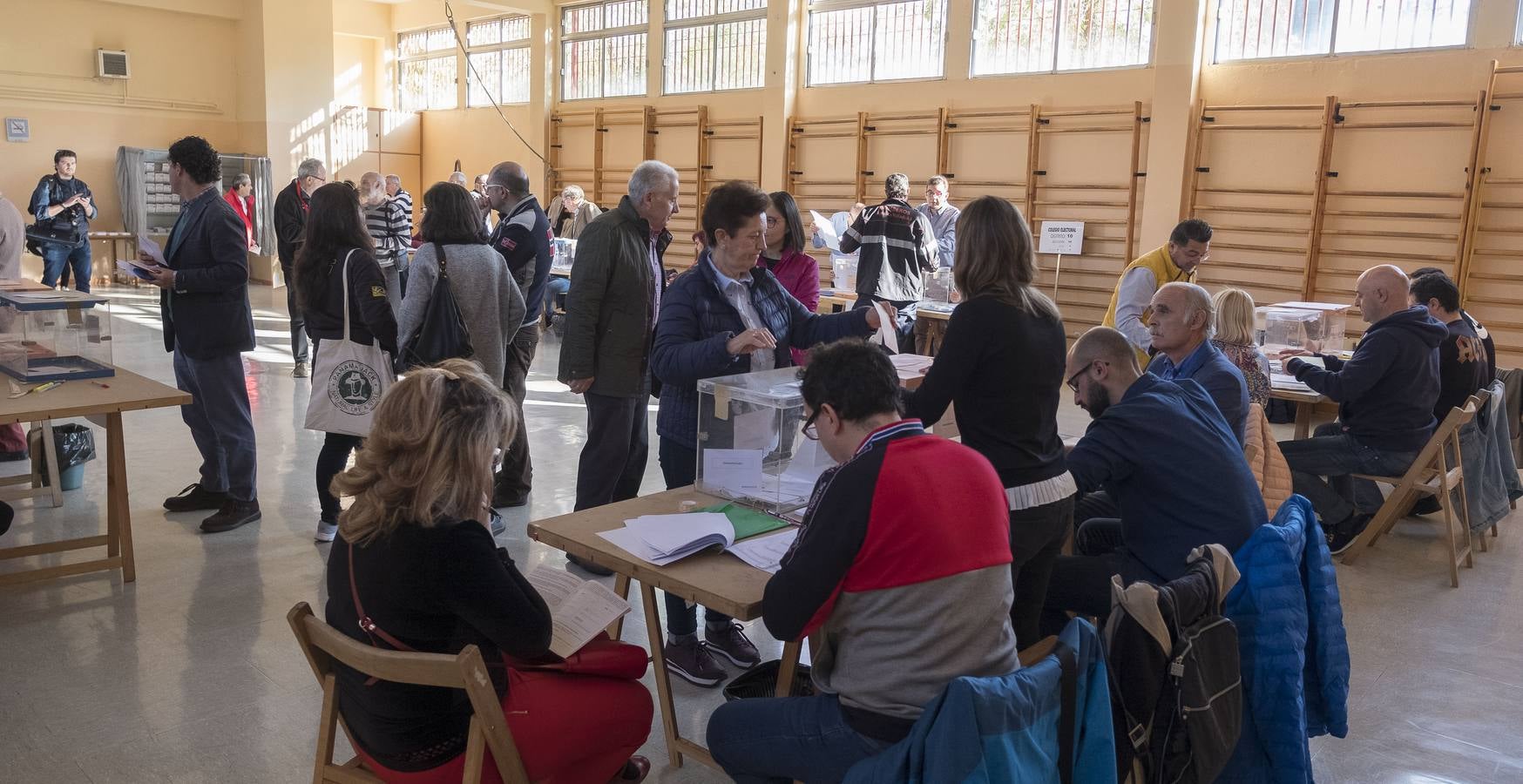 Fotos: El ambiente en los colegios electorales de Valladolid