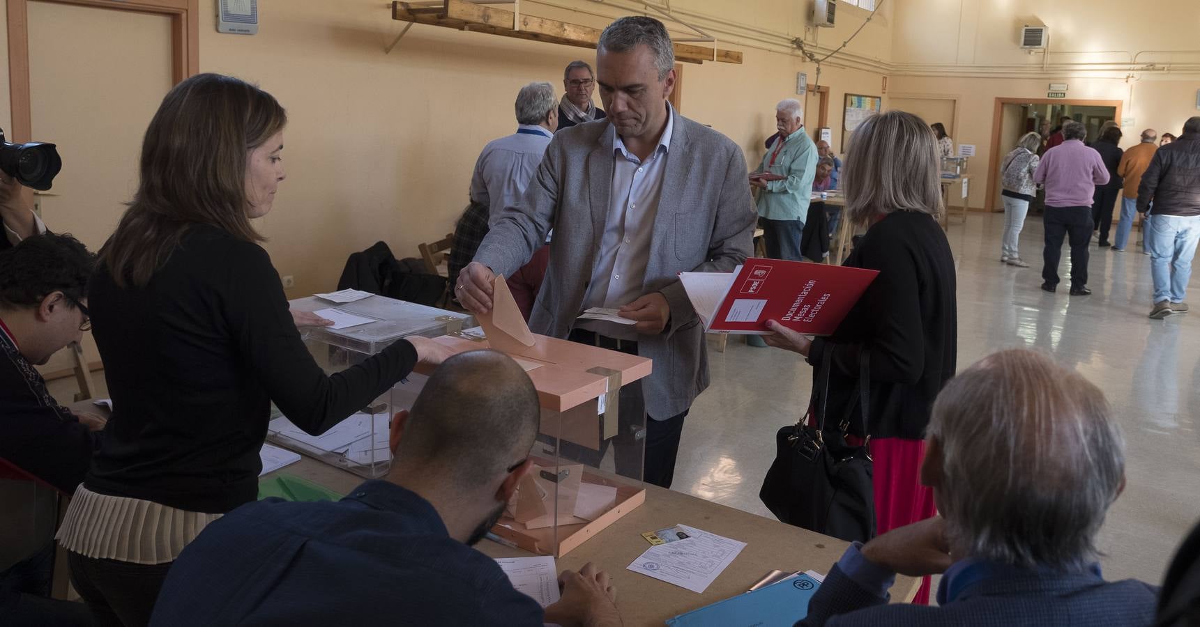 Fotos: El ambiente en los colegios electorales de Valladolid