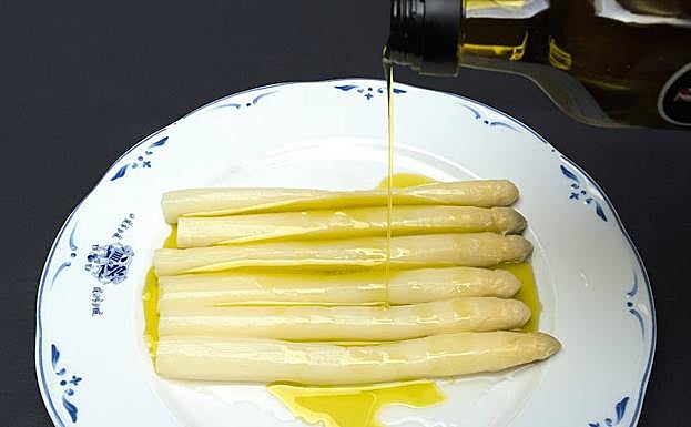 Espárragos con un chorrito de aceite de oliva virgen extra. 