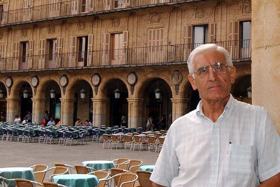 Eugenio García Zarza, catedrático de Geografía, en la Plza Mayor.