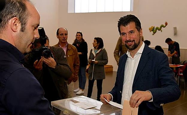 Luis Tudanca ha ejercido su derecho a voto en el centro cívico Gamonal Norte. 