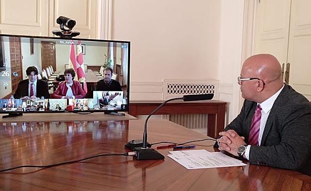 El subdelegado del Gobierno informa del inicio de la jornada electoral en León. 