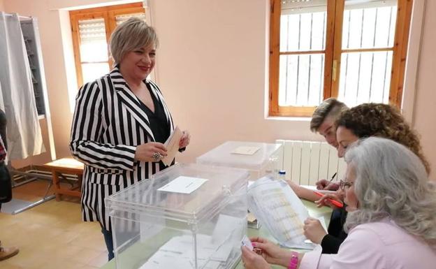 Elena Diego, nueva senadora del PSOE, vota en Terradillos. 