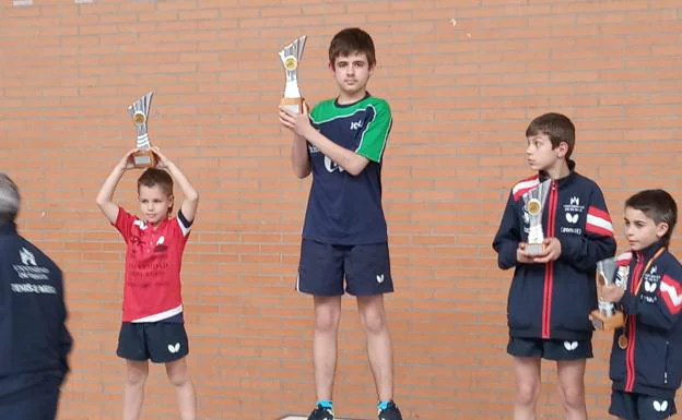 Álvaro García levanta el trofeo de campeón regional.