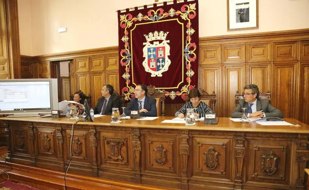 El alcalde, Alfonso Polanco, preside el pleno. 