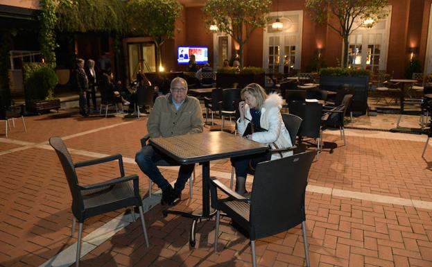 Imagen principal - Los partidos políticos en Valladolid celebraron de diferentes maneras los resultados obtenidos en las elecciones generales del 28 de abril. 