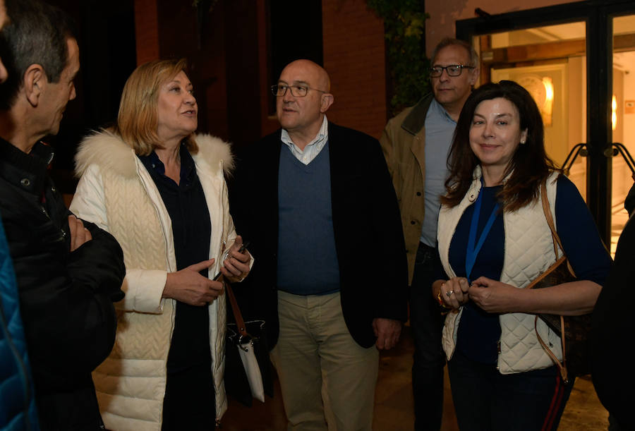 El presidente del PP, Jesús Julio Carnero, junto con Pilar del Olmo, Arenales Serrano y José Antonio Martínez Bermejo, tras conocer los resultados. 