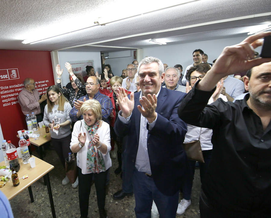 Julio Villarrubia, Heliodoro Gallego y Begoña Núñez, entre otros destacados socialistas, celebran la victoria del PSOE. 