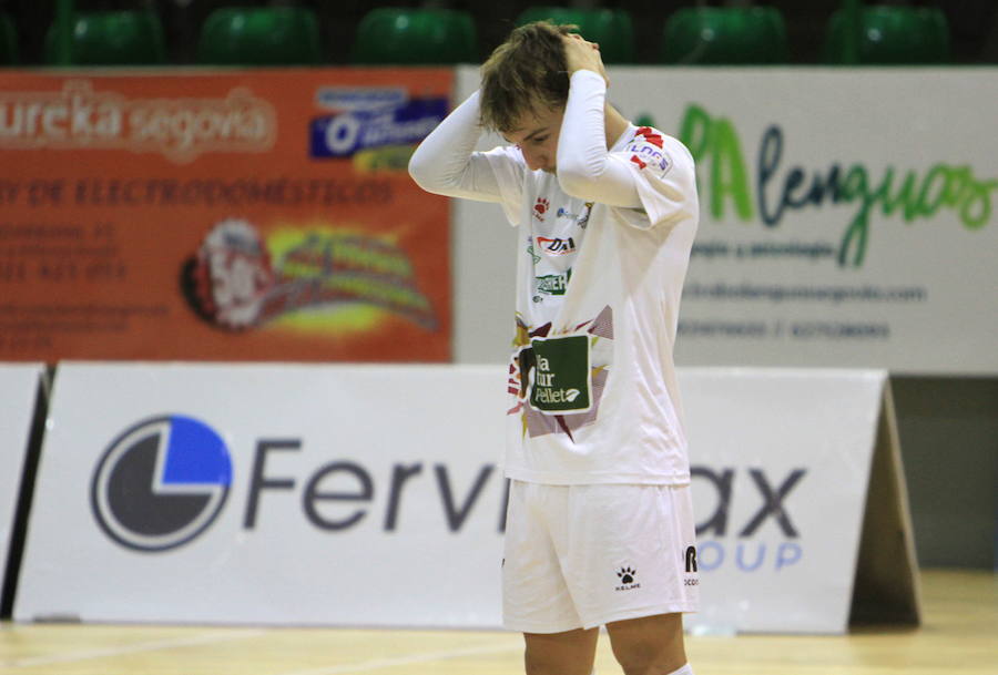 Álvaro López se lamenta durante un partido en el Pedro Delgado.