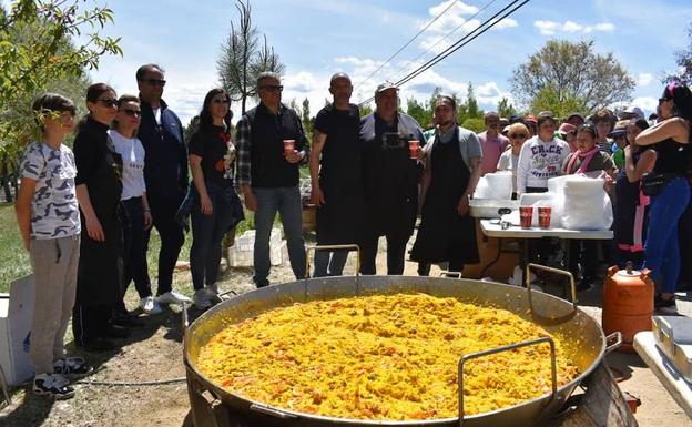 Guijuelo celebra cada año el Lunes de Aguas con una gran paella, de la que ayer se repartieron más de 750 raciones en La Dehesa. 