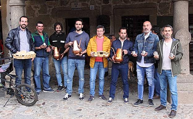 Escancianos, operarios del Ayuntamiento y el alcalde de La Alberca repartieron el vino. 