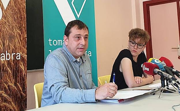 El alcalde de Castronuño, Enrique Soeane, y la alcaldesa de San Pelayo, Virginia Hernández, durante la presentación de las candidaturas de Toma la Palabra. 