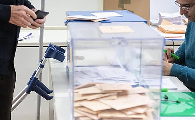 Un anciano acude a votar a un colegio de Segovia en pasado domingo. 