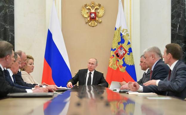 El presidente Putin, reunido este martes con el consejo de seguridad.