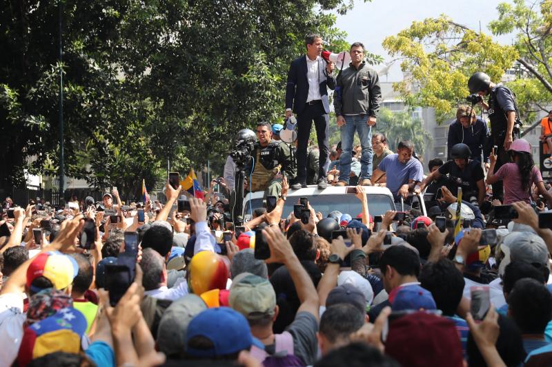 Juan Guaidó se dirige a la multitud en Caracas.