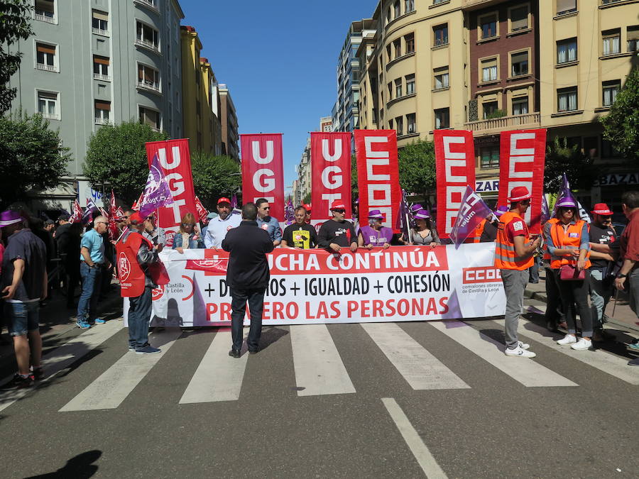 Sindicatos, partidos políticos y colectivos salen a la calle en León capital este 1 de Mayo para celebrar y reivindicar en el Día del Trabajador, con esperanza en la victoria socialista pero con recelos sobre posibles pactos con el liberalismo