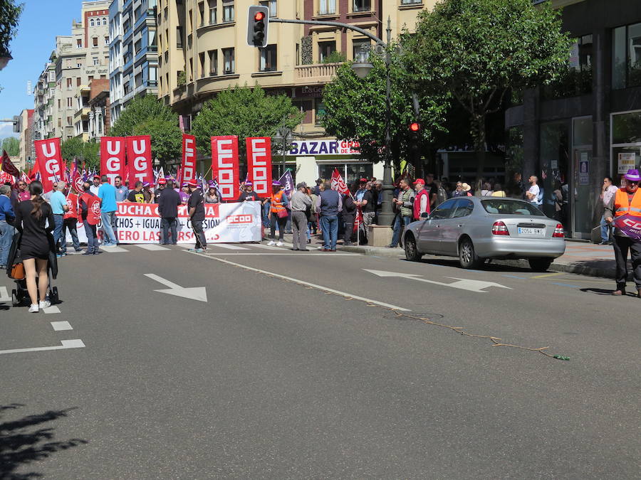 Sindicatos, partidos políticos y colectivos salen a la calle en León capital este 1 de Mayo para celebrar y reivindicar en el Día del Trabajador, con esperanza en la victoria socialista pero con recelos sobre posibles pactos con el liberalismo