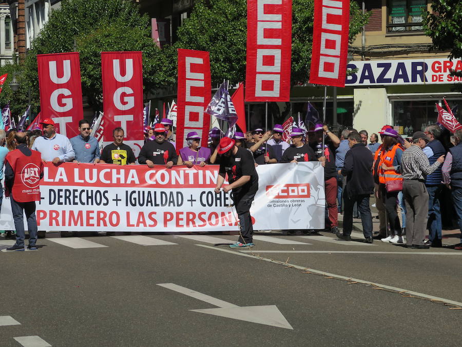 Sindicatos, partidos políticos y colectivos salen a la calle en León capital este 1 de Mayo para celebrar y reivindicar en el Día del Trabajador, con esperanza en la victoria socialista pero con recelos sobre posibles pactos con el liberalismo