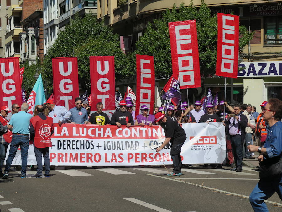 Sindicatos, partidos políticos y colectivos salen a la calle en León capital este 1 de Mayo para celebrar y reivindicar en el Día del Trabajador, con esperanza en la victoria socialista pero con recelos sobre posibles pactos con el liberalismo